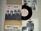 2x BEATLES CHRISTMAS FAN CLUB RECORDS 1964 +ENVOLPE PIC