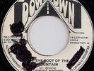 DENNIS BROWN / AT THE FOOT OF THE MOUNTAIN / LISTEN