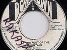 DENNIS BROWN / AT THE FOOT OF THE MOUNTAIN / LISTEN
