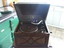HMV MODEL 104 TABLE GRAMOPHONE 1930s & 3 RECORDS.