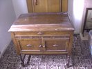 GILBERTS WIND UP GRAMOPHONE AND NUMEROUS RECORDS. HMV, REX, ETC
