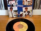 QUEEN ANOTHER ONE BITES THE DUST «45  UNIQUE SLEEVE PORTUGAL» 1980