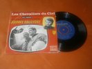 45t JOHNNY HALLYDAY LES CHEVALIERS DU CIEL (pochette rouge)AVEC CENTREUR