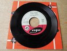 JOHNNY HALLYDAY CHANTE EN ANGLAIS SOUVENIRS SOUVENIRS POCHETTE MEDAILLON