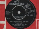 L K=1967=DON'T GO OUT INTO THE RAIN=RARE= BEAT= 45rpm= SWINGING BLUE JEANS=7