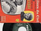 2 vinyles Les Chevaliers du Ciel JOHNNY HALLYDAY pochette bleu et rouge   45t