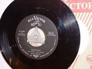 ELVIS: 47-6604. HOUND DOG+1. US ARMY-PRESS WITH ORIGINAL CS.