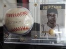 JOE DIMAGGIO  SIGNED BASEBALL BALL + DISPLAY  PSA/DNA