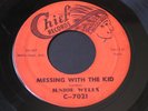 Junior Wells   Messing With The Kid / Universal Rock   Chief blues R&B 45 HEAR