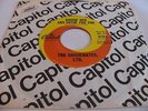 THE CHECKMATES, LTD. - KISSIN' HER AND CRYIN' FOR YOU / I CAN HEAR THE - CAPITOL