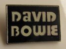 DAVID BOWIE VINTAGE METAL PIN BADGE FROM THE 1980's INSERT STYLE HEROES CLUBMAN