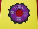 SAFARIS  KICK OUT  VG++  LONELY SURF GUITAR  VALIANT RECORDS   INSTRUMENTAL 45