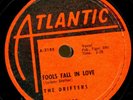 THE DRIFTERS. FOOLS FALL IN LOVE / IT WAS A TEAR, 78 RPM. HEAR