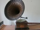 VINTAGE WIND UP RECORD PLAYER WITH DECORATIVE HORN