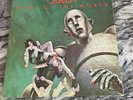 QUEEN - NEWS OF THE WORLD - GATEFOLD 1st Press EMA 784 VINYL LP.
