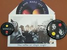 Paul Mccartney wings  2 badges+ 1 carte + 1 autocollant VENUS and MARS 1975