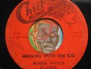 HEAR Junior Wells 45 Messing With The Kid / Universal Rock R&B blues mod soul
