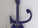 Prince Love Symbol Gitarre Purple Rain Absolutes SAHNESTÜCK  Sammlerstück & NEU